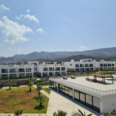 Beachfront Penthouse Apartment, Eco Wellness Resort, Heated Pool アパート キレニア