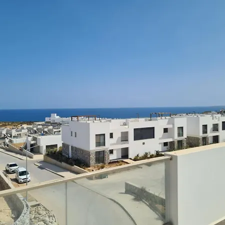 Beachfront Penthouse Apartment, Eco Wellness Resort, Heated Pool * キレニア