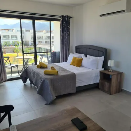 Beachfront Penthouse Apartment, Eco Wellness Resort, Heated Pool アパート キレニア