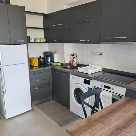 Beachfront Penthouse Apartment, Eco Wellness Resort, Heated Pool Appartement *